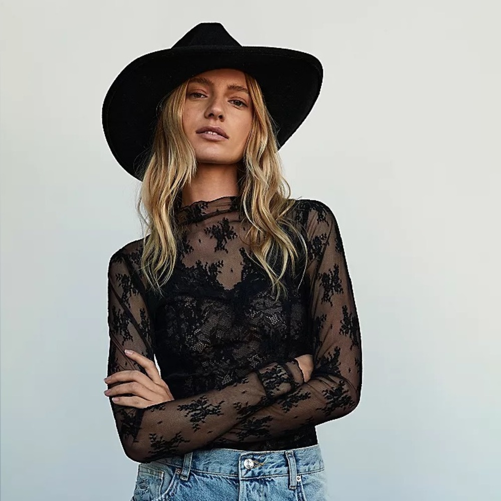 Intimately Lady Lux Layering Top 
Black/M
Worn once, smoke-free, pet-free home.